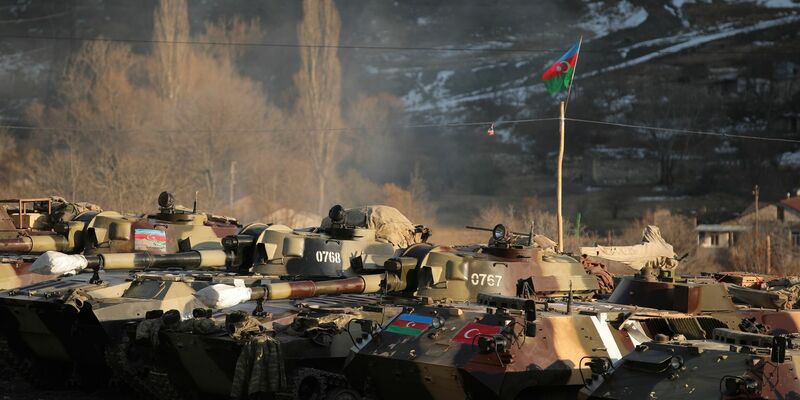 Geparkte aserbaidschanische Panzer bei Kalbajar. (Archiv) - Foto: Emrah Gurel/AP/dpa