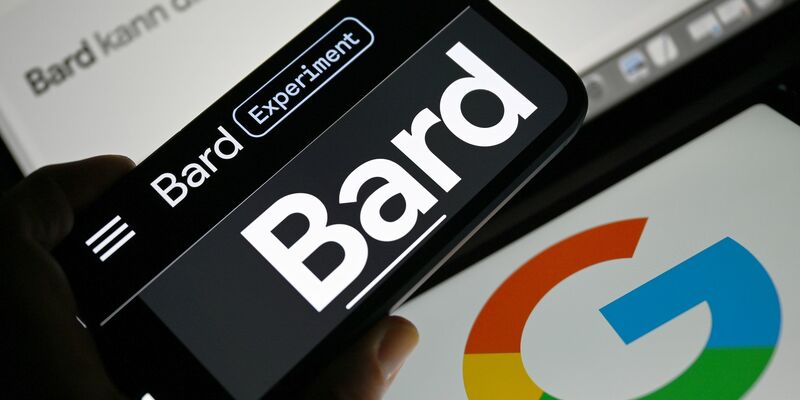 Der Google-Chatbot Bard soll falsche Fakten in den Antworten des KI-Systems erkennen können. - Foto: Arne Dedert/dpa