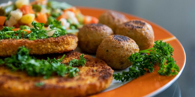 Wichtigste Gründe dafür, mehr pflanzliche Produkte zu kaufen, sind der Umfrage zufolge der Umweltschutz, das Tierwohl und die eigene Gesundheit. - Foto: Silas Stein/dpa