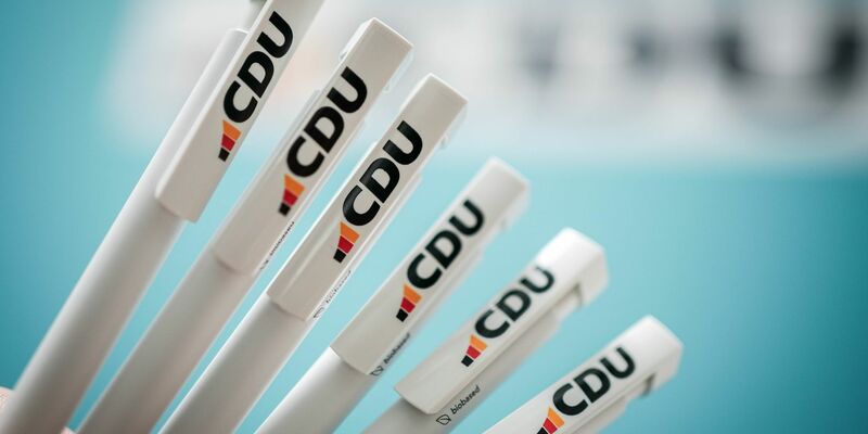 Kugelschreiber mit dem neuen CDU-Logo. - Foto: Kay Nietfeld/dpa
