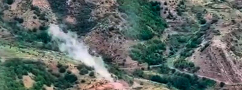 Videostandbild vom aserbaidschanischen Verteidigungsministerium: Rauch steigt über einem Gebiet auf, in dem sich nach aserbaidschanischen Angaben Stellungen der armenischen Streitkräfte befinden. - Foto: ---/Defense Ministry of Azerbaijan/AP/dpa