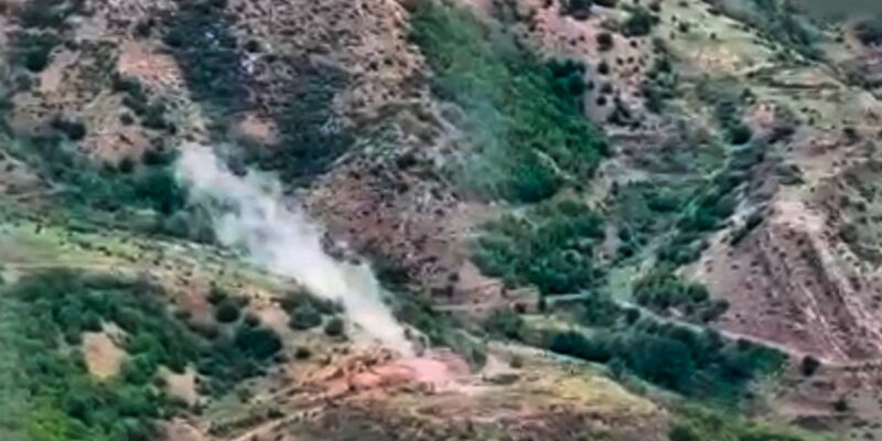 Videostandbild vom aserbaidschanischen Verteidigungsministerium: Rauch steigt über einem Gebiet auf, in dem sich nach aserbaidschanischen Angaben Stellungen der armenischen Streitkräfte befinden. - Foto: ---/Defense Ministry of Azerbaijan/AP/dpa