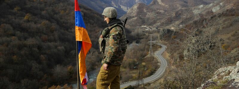 Ein armenischer Soldat in der Nähe von Charektar in der separatistischen Region Berg-Karabach. - Foto: Sergei Grits/AP/dpa