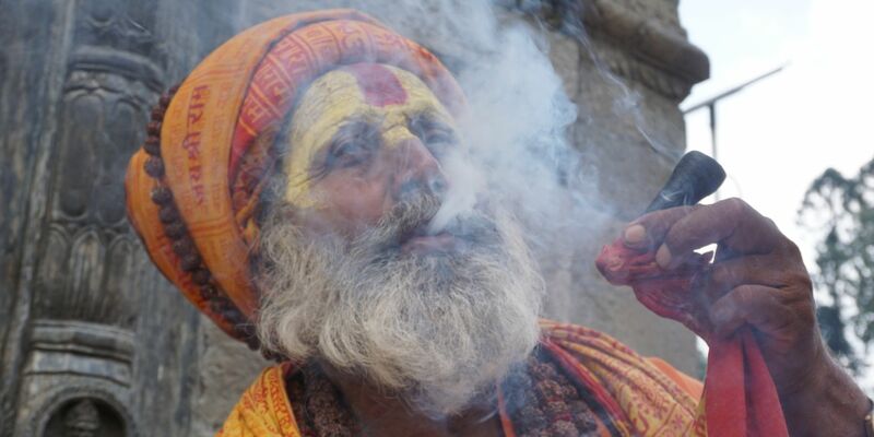 Ein Sadhu raucht Marihuana auf dem Gelände eines Tempels in Kathmandu. - Foto: Anne-Sophie Galli/dpa