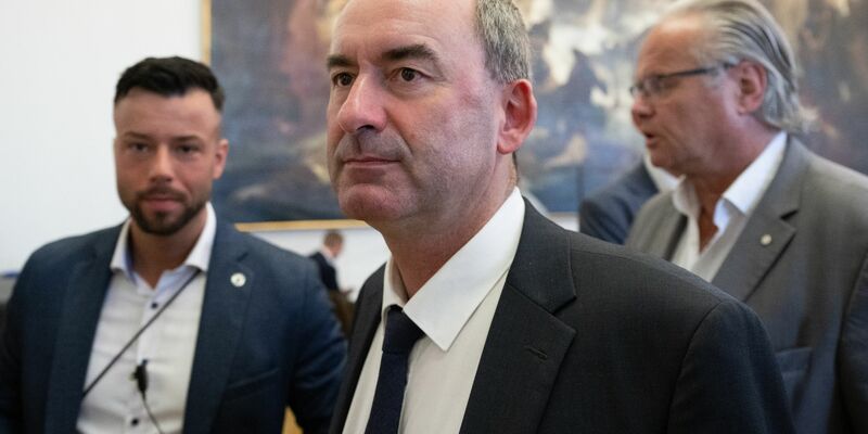 Hubert Aiwanger verlässt den bayerischen Landtag nach einer Sondersitzung zu den Vorwürfen gegen ihn im Zusammenhang mit einem Flugblatt mit antisemitischem Inhalt. - Foto: Sven Hoppe/dpa-Pool/dpa