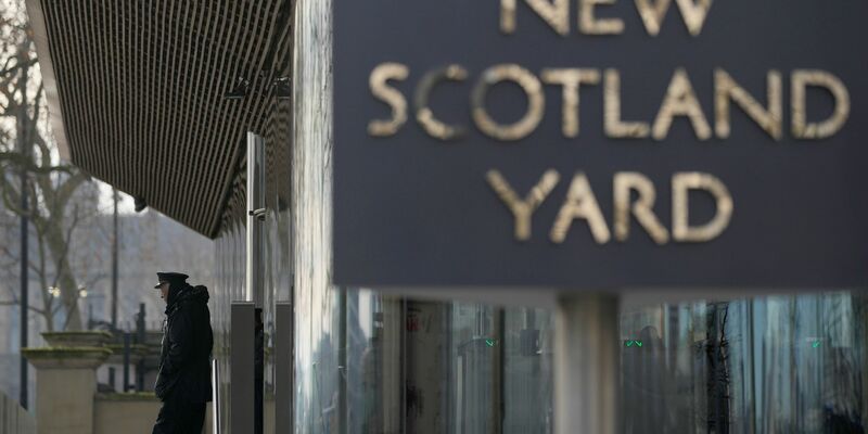 Der Schriftzug «New Scotland Yard» steht vor dem Hauptquartier der Metropolitan Police (MPS) in London. - Foto: Alastair Grant/AP/dpa