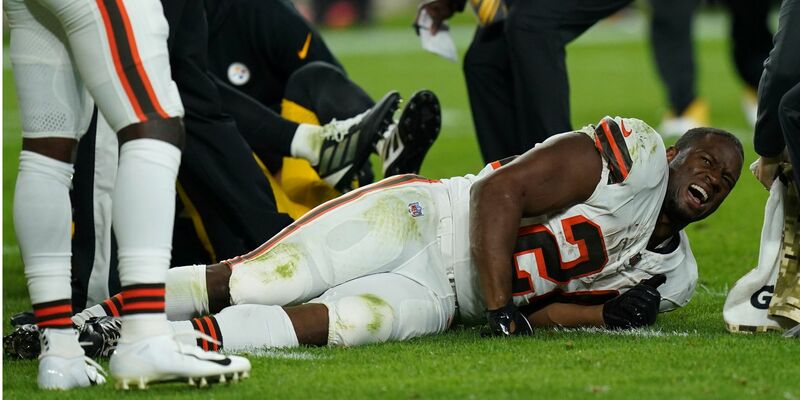 Nick Chubb liegt verletzt am Boden. - Foto: Matt Freed/AP/dpa