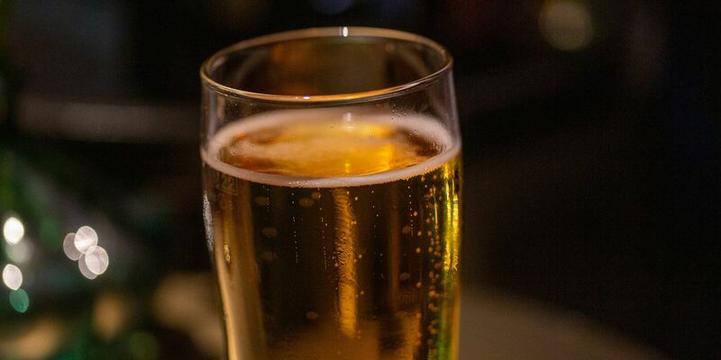 Ein Bierglas steht auf einem Tisch in einer Bar. - Foto: Fernando Gutierrez-Juarez/dpa