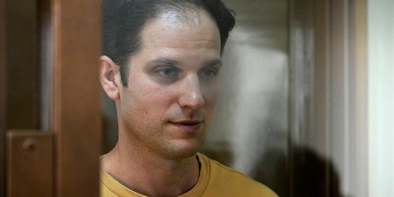 Evan Gershkovich in einem Glaskäfig im Gerichtssaal des Moskauer Stadtgerichts. - Foto: Dmitry Serebryakov/AP/dpa