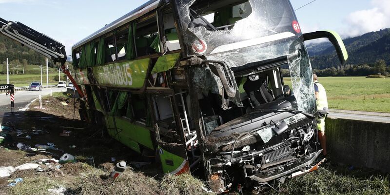 Der verunglückte Reisebus liegt im Graben: Bei dem Busunfall in Kärnten ist eine Frau ums Leben gekommen. - Foto: Gert Eggenberger/APA/dpa