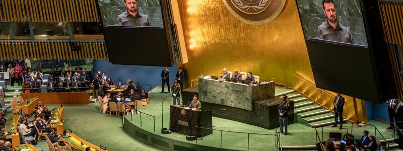 Wolodymyr Selenskyj spricht bei der Generaldebatte der UN-Vollversammlung. - Foto: Michael Kappeler/dpa