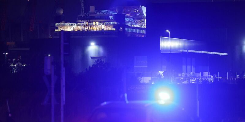 Eine 1000-Pfund-Bombe englischer Bauart aus dem Zweiten Weltkrieg ist bei Baggerarbeiten im Hamburger Hafen gefunden worden. - Foto: Bodo Marks/dpa