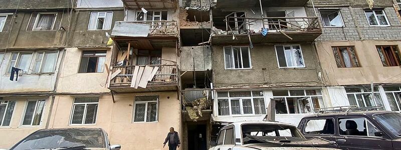 Ein beschädigtes Wohnhaus nach dem Beschuss. - Foto: Siranush Sargsyan/AP/dpa