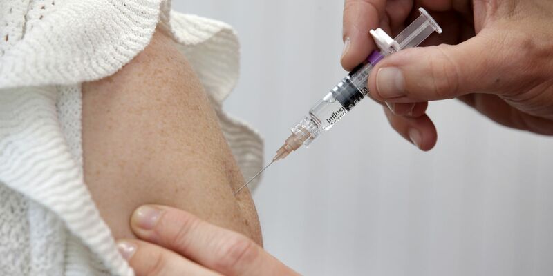 Im Zeitfenster von Oktober bis Mitte Dezember wird gefährdeten Gruppen zur Grippeschutzimpfung geraten. - Foto: Stephan Jansen/dpa