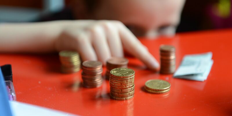 Lehrkräfte berichten von einem sichtbaren Anstieg der Kinderarmut und von Ängsten und Sorgen, die sie bei ihren Schülerinnen und Schülern beobachten. - Foto: Jens Kalaene/dpa-Zentralbild/dpa