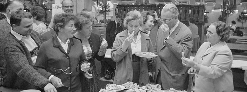 Die Wurstprüfungskommission auf dem Oktoberfest im Jahr 1973. - Foto: Rudi Dix/Stadt München/dpa