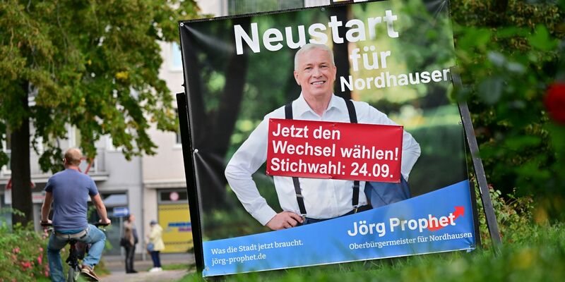 Wahlplakat von Jörg Prophet. Die Stichwahl zur Oberbürgermeisterwahl in Nordhausen findet am 24. September statt. - Foto: Martin Schutt/dpa