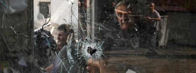 Ein Einschussloch in einem Schaufenster nach einem israelischen Militärangriff im Flüchtlingslager Dschenin. - Foto: Majdi Mohammed/AP