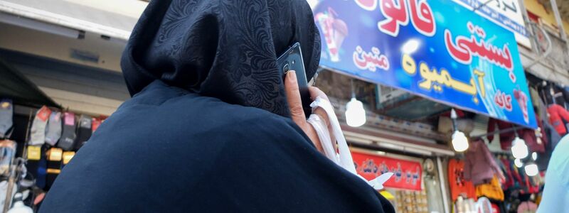 Im Iran sollen künftig drakonische Strafen bei Verstößen gegen die Kopftuchpflicht gelten. - Foto: Rouzbeh Fouladi/ZUMA Press Wire/dpa