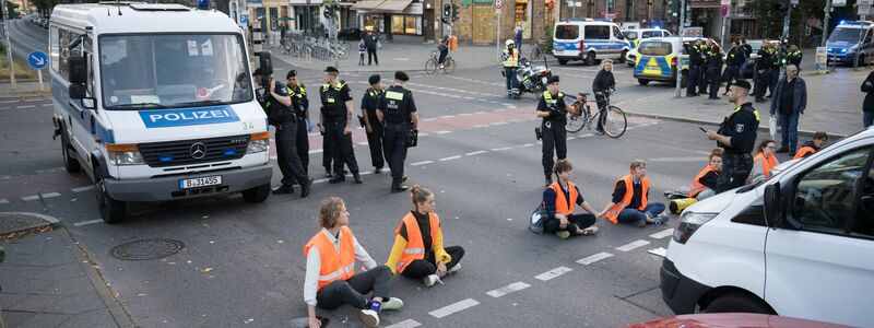 Aktivisten der Klimaschutzgruppe Letzte Generation während einer Straßenblockade auf dem Mehringdamm. - Foto: Sebastian Christoph Gollnow/dpa