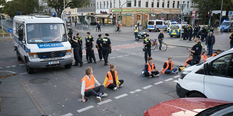 Beim Thema Rückführung von abgelehnten Asylbewerbern schlägt der Antrag einen deutlich zurückhaltenderen Ton an als Bundeskanzler Olaf Scholz. - Foto: Sebastian Christoph Gollnow/dpa