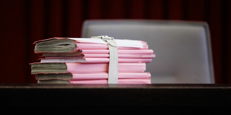 Wilfried W. steht in einem Saal vom Landgericht Paderborn. - Foto: Friso Gentsch/dpa
