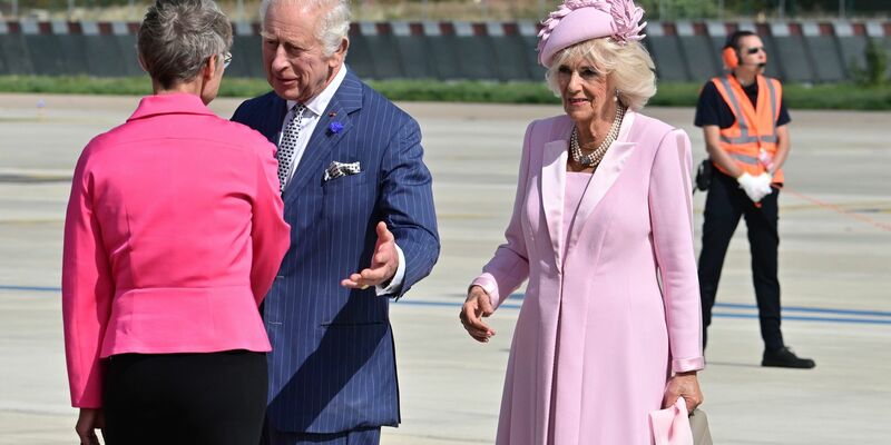 Der britische König Charles III. und Königin Camilla werden von der französischen Premierministerin Elisabeth Borne (l) auf dem Flughafen Orly südlich von Paris empfangen. - Foto: Miguel Medina/POOL AFP/AP/dpa