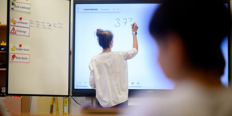 In der aktuellen Ausgabe des Deutschen Schulbarometers beklagen die Lehrkräfte nach wie vor die hohe Arbeitsbelastung. - Foto: Julian Stratenschulte/dpa