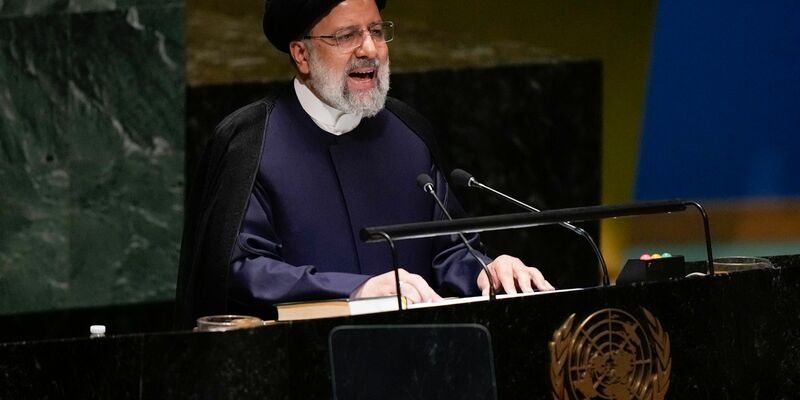 Irans Präsident Ebrahim Raisi spricht bei der 78. Sitzung der Generalversammlung der Vereinten Nationen im UN-Hauptquartier. - Foto: Seth Wenig/AP