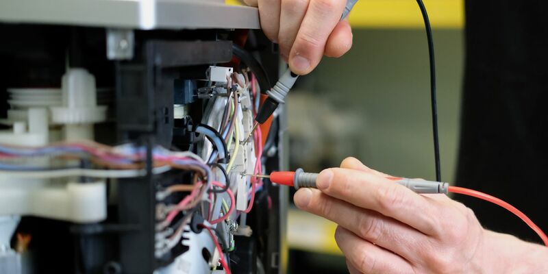 In einer Werkstatt wird ein Kaffee-Vollautomat repariert. Käufer in der EU sollen besser erkennen können, ob ein Produkt nachhaltig ist und wie leicht es sich reparieren lässt. - Foto: Sebastian Willnow/dpa