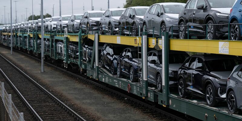 Bereit zur Auslieferung: E-Autos von VW in Zwickau. - Foto: Hendrik Schmidt/dpa