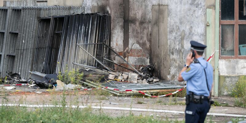 Ein Polizist steht nach dem Absturz vor den Wrackteilen des Kleinflugzeugs. - Foto: Sebastian Kahnert/dpa
