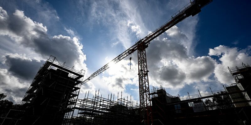 Deutschland steuere mit zunehmender Geschwindigkeit auf einen «Crash der Baubranche» zu, warnt Handwerkspräsident Jörg Dittrich. - Foto: Britta Pedersen/dpa