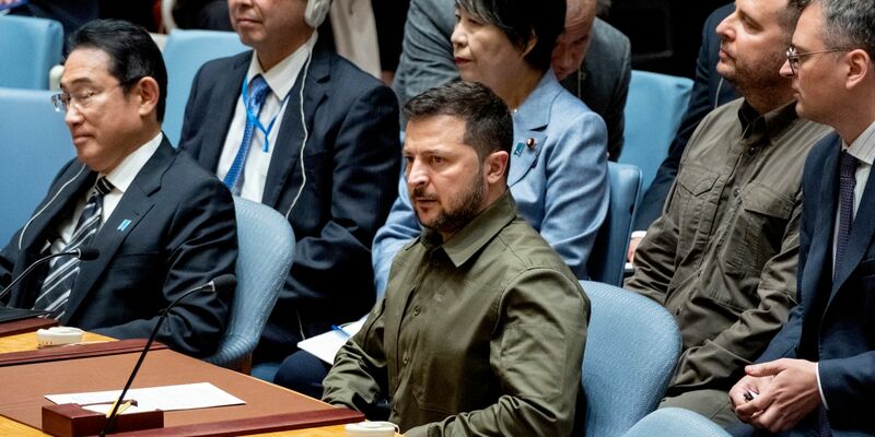 Der ukrainische Präsident Wolodymyr Selenskyj (M) nimmt an einer Sitzung des UN-Sicherheitsrates teil. - Foto: Craig Ruttle/AP/dpa