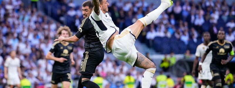 Real Madrids Joselu (r) kämpft mit Unions Josip Juranovic um den Ball. - Foto: Manu Fernandez/AP