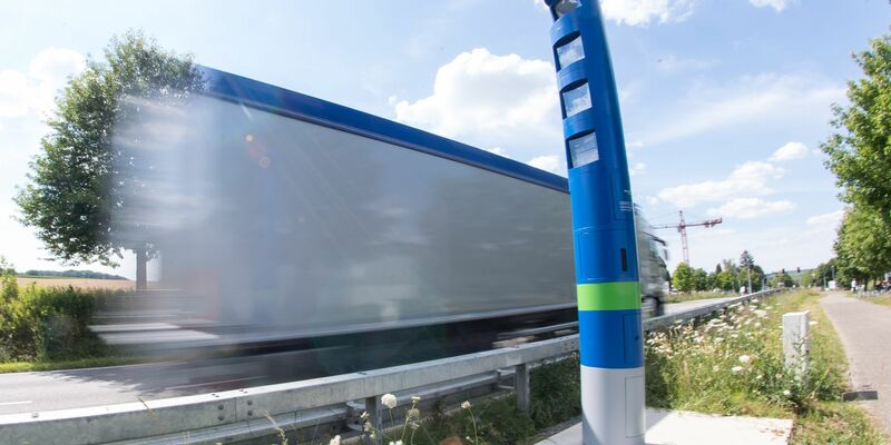 Ein Lastwagen fährt auf einer Bundesstraße an einer Mautsäule vorbei. - Foto: Sebastian Gollnow/dpa