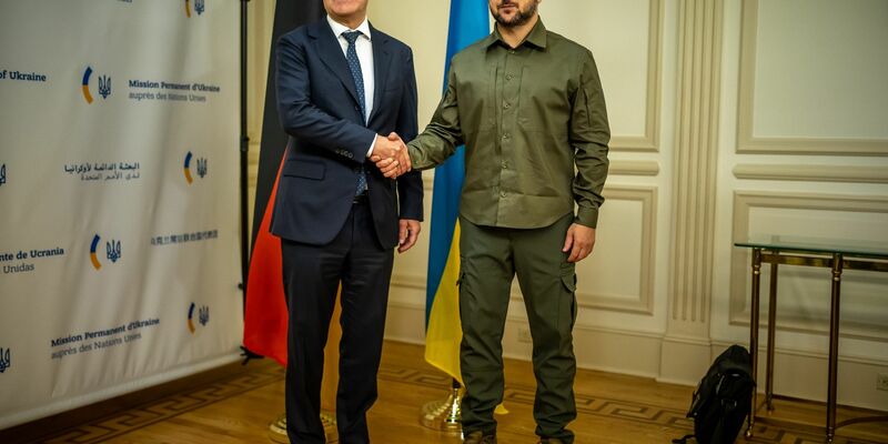 Bundeskanzler Olaf Scholz (SPD, l), und Wolodymyr Selenskyj, Präsident der Ukraine, bei ihrem bilateralen Treffen nach der Sitzung des UN-Sicherheitsrats. - Foto: Michael Kappeler/dpa