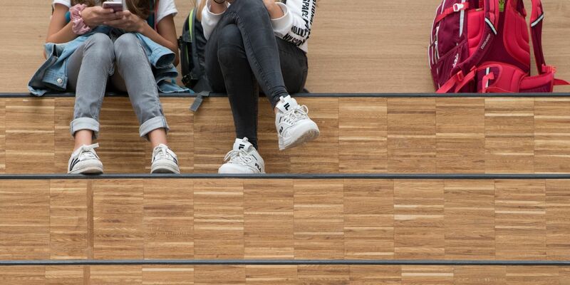 Kinder werden der Missbrauchsbeauftragten zufolge viel zu früh mit Inhalten konfrontiert, mit denen sie nicht umgehen können. - Foto: Sebastian Kahnert/dpa-Zentralbild/dpa