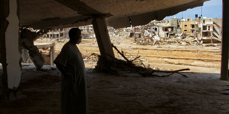 Abdul Salam Anwisi hat die Katastrophe in seiner Heimat überlebt. Die von den Überschwemmungen am stärksten betroffene Gegend in Darna wurde für unbewohnbar erklärt. - Foto: Yousef Murad/AP