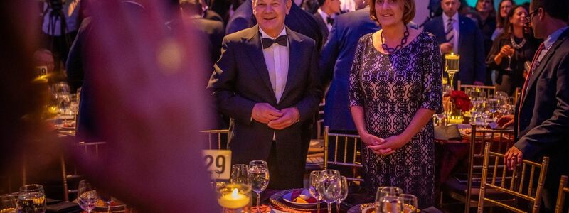 Bundeskanzler Olaf Scholz (SPD) steht bei der Verleihung des Global Citizen Award in New York neben seiner Frau Britta Ernst. - Foto: Michael Kappeler/dpa