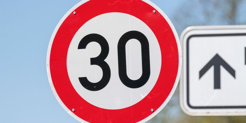 Der Bundestag will über einen Gesetzentwurf zur Reform des Straßenverkehrsgesetzes beraten. - Foto: Stefan Sauer/dpa