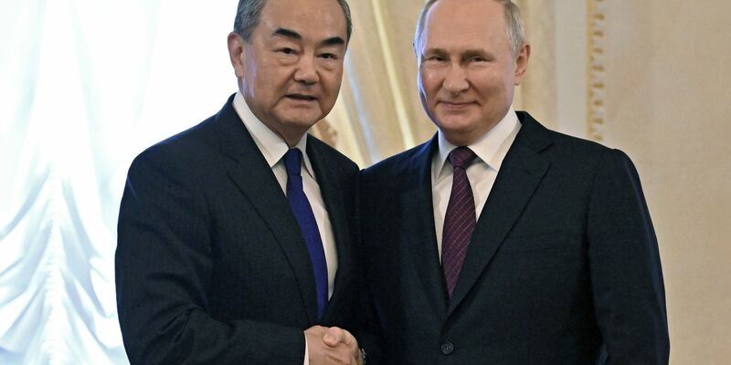 Wladimir Putin und empfängt Chinas Außenminister Wang Yi im Konstantin-Palast in St. Petersburg. - Foto: Kristina Kormilitsyna/Pool Sputnik Kremlin/AP/dpa