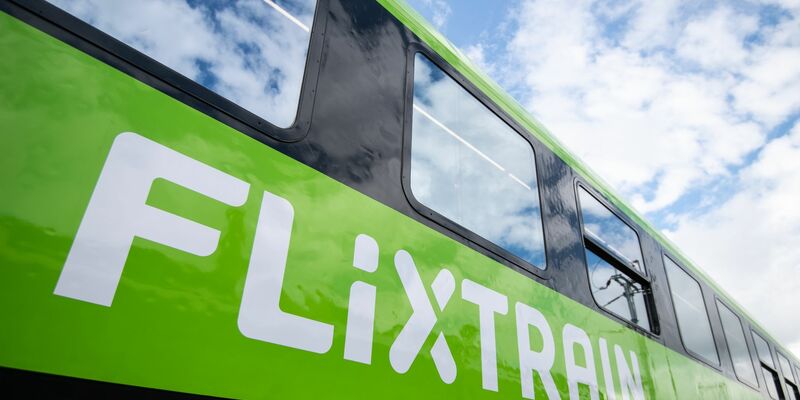 In Deutschland ist Flix mit seinem Flixtrain auch im Fernverkehr auf der Schiene aktiv. - Foto: Marius Becker/dpa