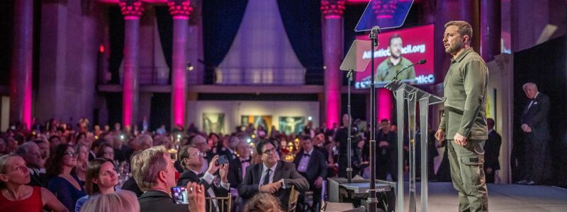 Wolodymyr Selenskyj nimmt in New York den Global Citizen Awards entgegen. - Foto: Michael Kappeler/dpa