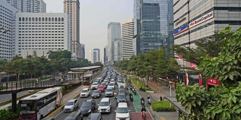 Indonesiens Haupstadt Jakarta. Weil eine indonesische Lifestyle-Influencerin in einem Tiktok-Video Schwein gegessen hat, wurde sie zu einer Gefängnisstrafe und einer Geldbuße von umgerechnet rund 15.200 Euro verurteilt. - Foto: Tatan Syuflana/AP