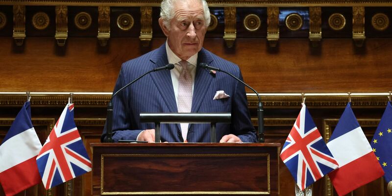 König Charles III. erinnert im französischen Senat an die Freundschaft zwischen Frankreich und Großbritannien. - Foto: Emmanuel Dunand/AFP Pool/AP/dpa