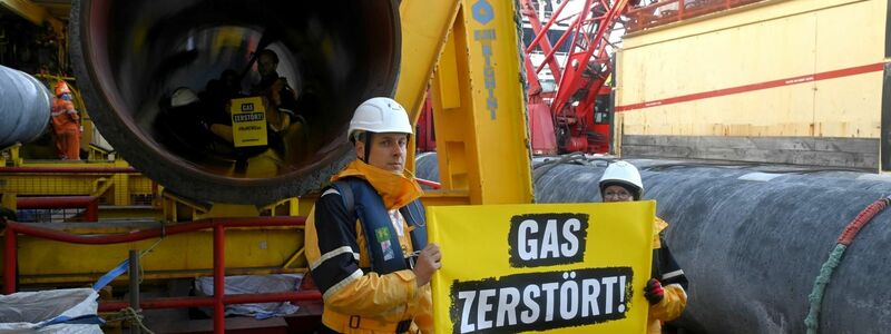 Greenpeace-Aktivisten protestieren im Greifswalder Bodden gegen die Verlegung einer Anbindungs-Pipeline für das geplante Rügener LNG-Terminal. - Foto: Anonymous/Greenpeace Germany/dpa