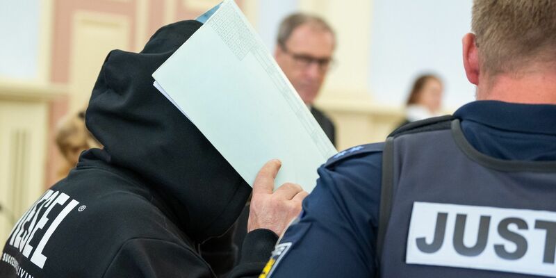 Kurz vor Weihnachten 2022 soll der Mann in seine Nichte erdrosselt und ihre Leiche im Garten vergraben haben. Wenige Tage später soll er einen Freund von ihr erschossen haben. - Foto: Silas Stein/dpa