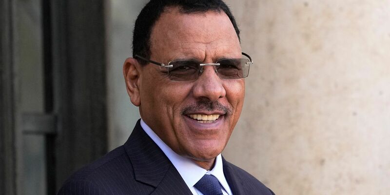 Nigers Präsident Mohamed Bazoum, seine Frau und sein Sohn werden seit dem Putsch im Präsidentenpalast in Nigers Hauptstadt Niamey festgehalten. - Foto: Michel Euler/AP