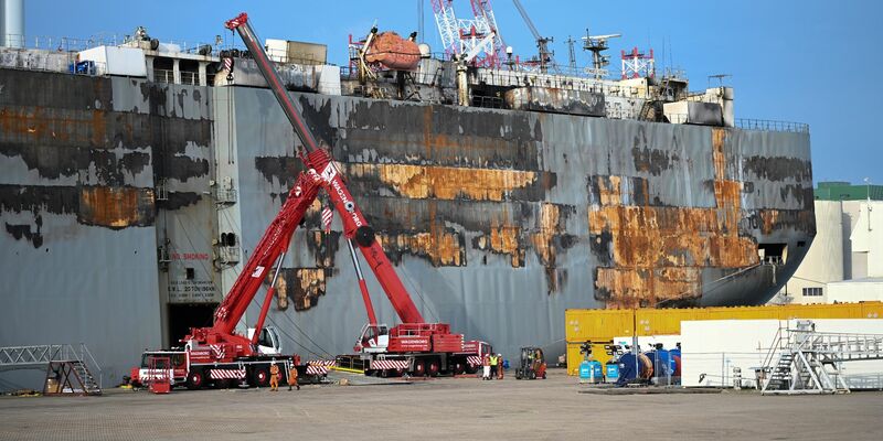 Der schwer beschädigte Autofrachter «Fremantle Highway» lag vor seiner Weiterreise nach Rotterdam in Eemshaven. - Foto: Lars Penning/dpa